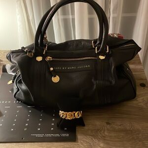 Marc Jacobs leather purse comes with Marc Jacob’s bracelet